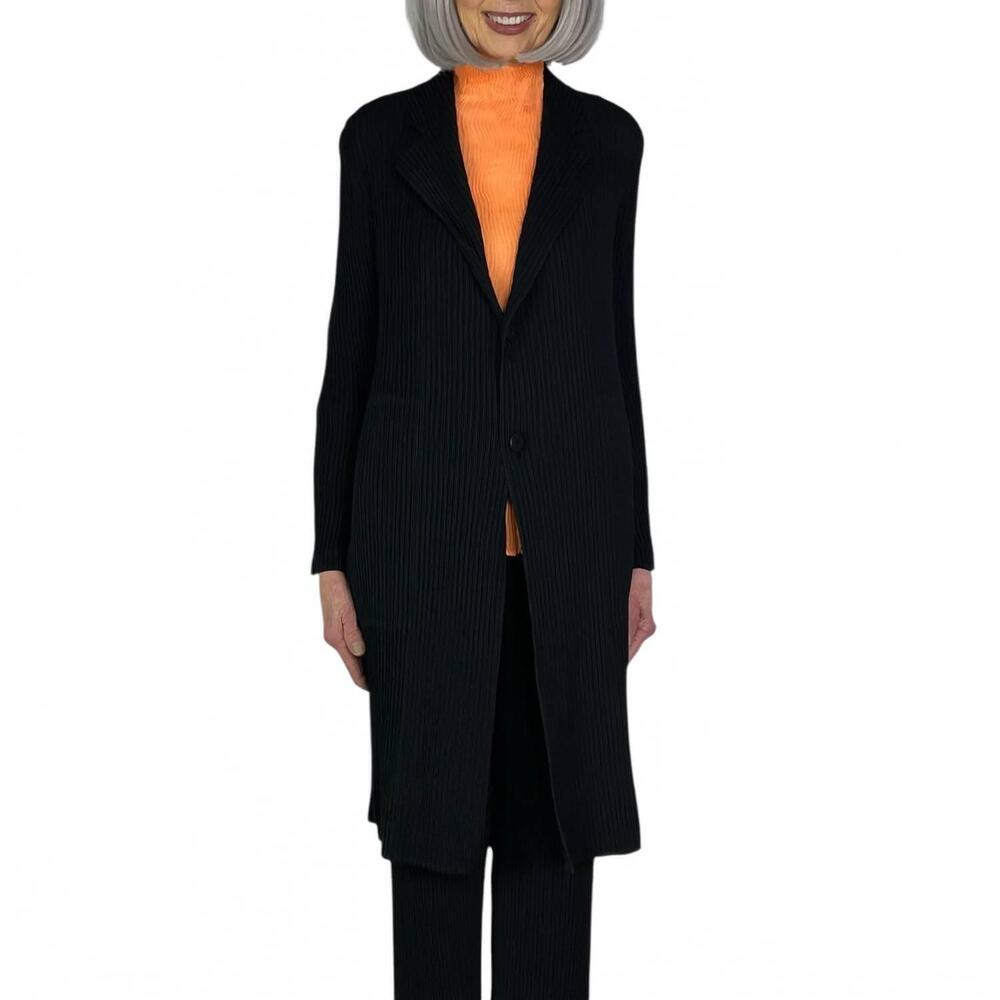 NEW ISSEY MIYAKE hatching pleats coat in black